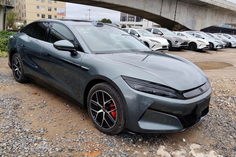 比亚迪 汉L 2025款 DM-p 四驱激光雷达旗舰型车身外观3