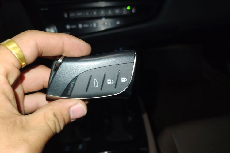 雷克萨斯ES 2022款 200 卓越版中控内饰11