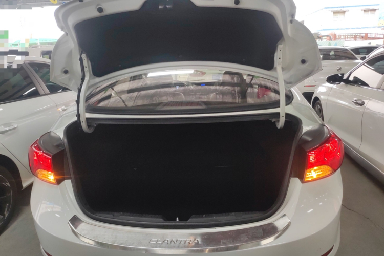 现代 朗动 2013款 1.6L 自动尊贵型机舱底盘23