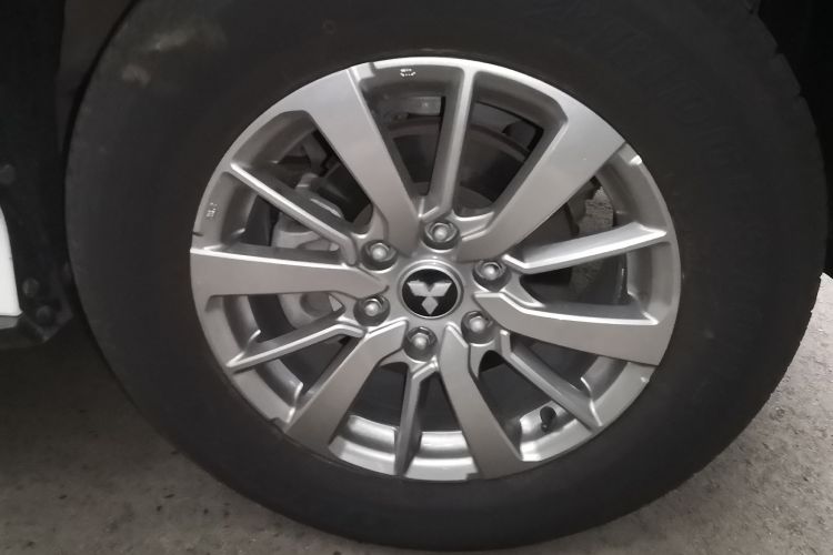 三菱 帕杰罗(进口) 2019款 3.0L 自动标准版车身外观10