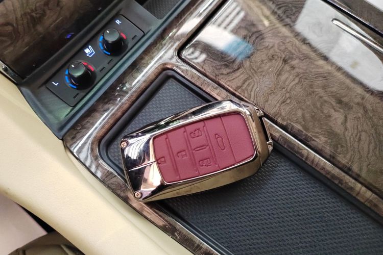 丰田 威尔法 2023款 皇冠 双擎 2.5L HV尊贵版中控内饰11