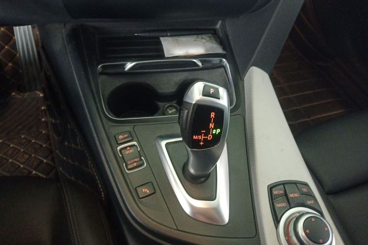 宝马3系GT 2017款 320i M运动型中控内饰18