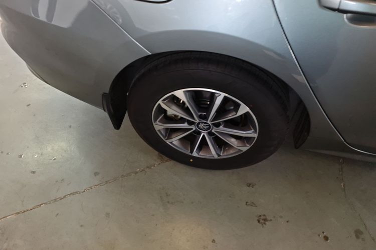 比亚迪 秦PLUS 2024款 荣耀版 DM-i 55KM领先型车身外观6008