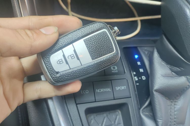 丰田 威兰达 2020款 双擎 2.5L E-CVT两驱科技版中控内饰7001