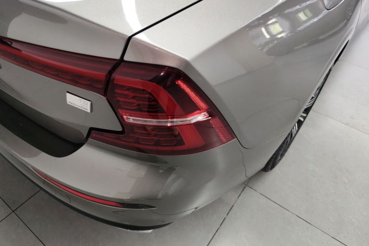 沃尔沃S60新能源 2022款 T8 E驱混动 四驱智逸豪华版车身外观9