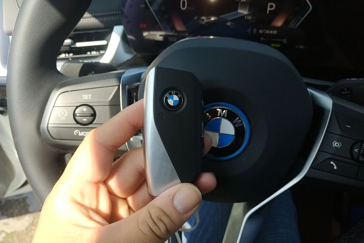 宝马iX1 2023款 eDrive25L X设计套装中控内饰7001