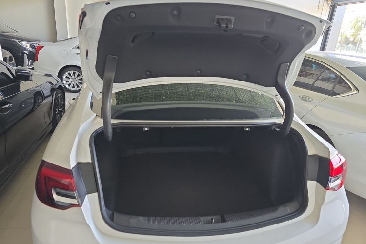 别克 君威 2024款 25T 超享版机舱底盘23