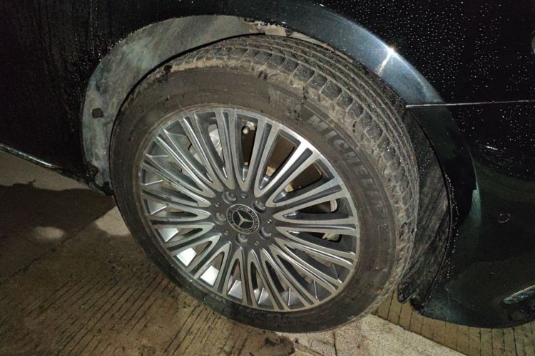 奔驰E级 2020款 E 300 L 豪华型车身外观10