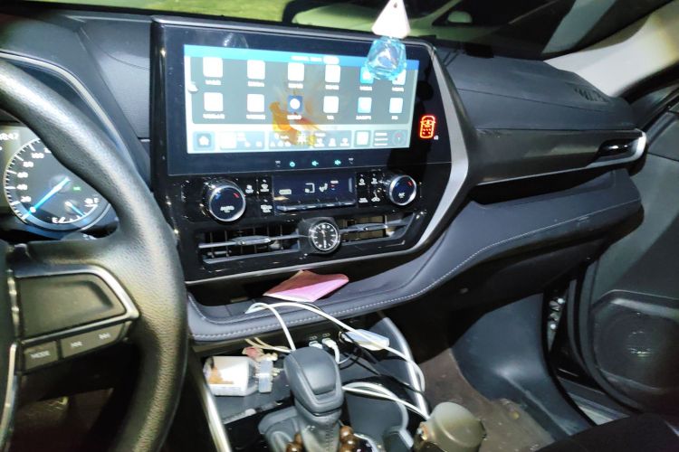 丰田 汉兰达 2023款 2.5L智能电混双擎四驱精英版 7座中控内饰16