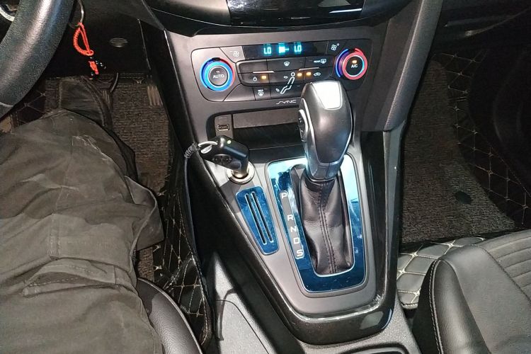 福特 福克斯 2015款 两厢 1.6L 自动风尚型中控内饰18