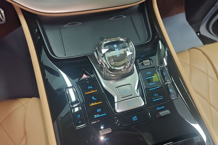 腾势D9 2024款 DM-i 980 四驱尊贵型中控内饰18