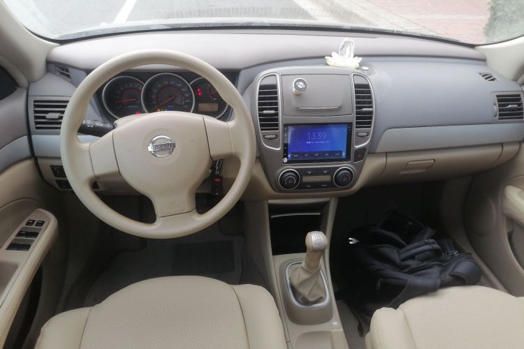 日产 轩逸 2012款 经典 1.6XE 手动舒适版中控内饰12