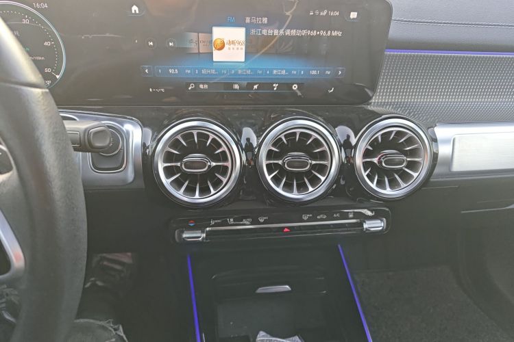 奔驰EQB 2022款 EQB 260中控内饰16
