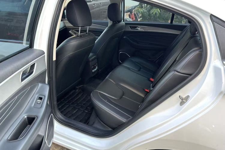 奇瑞 艾瑞泽5 2019款 1.5L 手动乐活版 国V中控内饰21