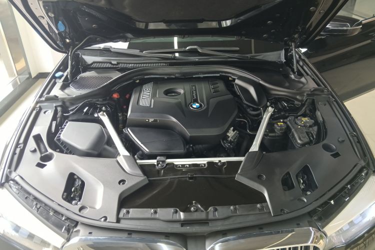 宝马5系 2019款 525Li 豪华套装机舱底盘24