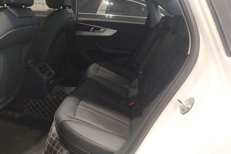 奥迪A4L 2025款 200万辆悦享版 40 TFSI 时尚动感型中控内饰21