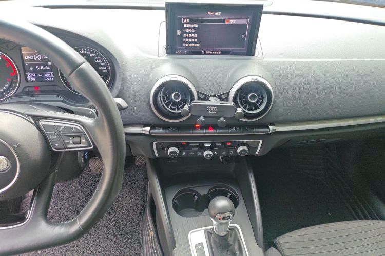 奥迪A3 2018款 30周年年型 Limousine 35 TFSI 运动型中控内饰16