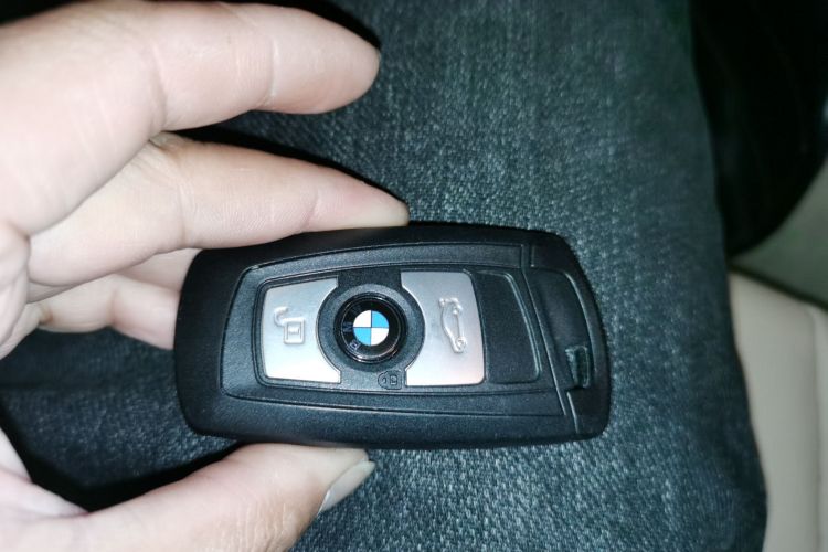 宝马3系 2013款 316i 进取型中控内饰11