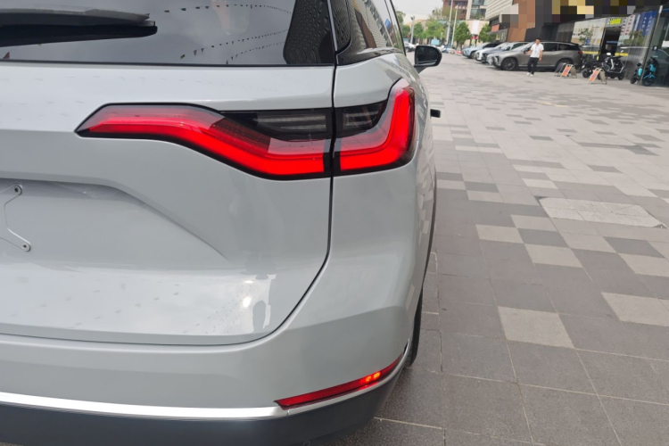 蔚来ES8 2020款 580KM 六座版车身外观9