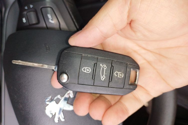 标致2008 2016款 230THP 自动时尚版中控内饰7001