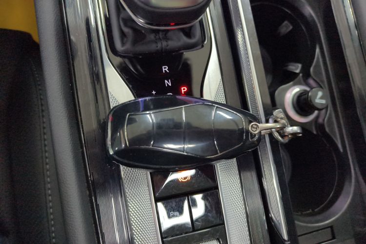 红旗H5 2023款 2.0T 自动智联旗畅版中控内饰7001