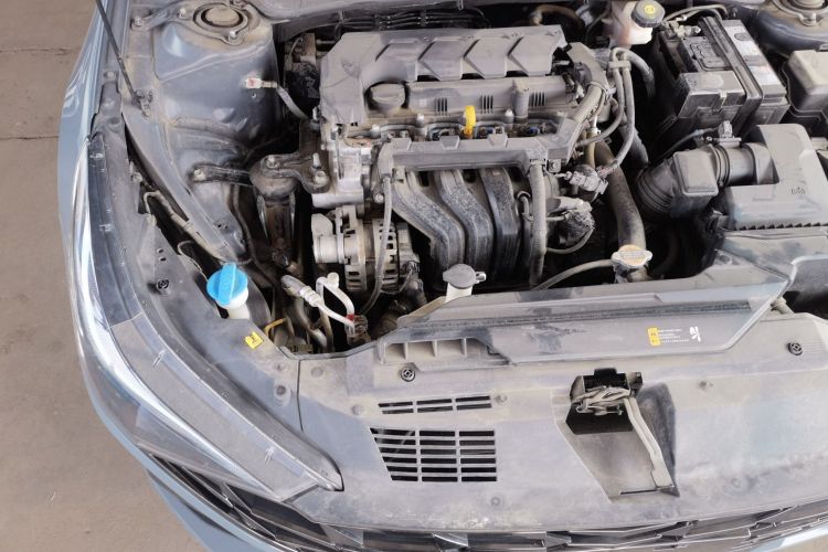 现代 伊兰特 2021款 1.5L CVT LUX尊贵版机舱底盘25