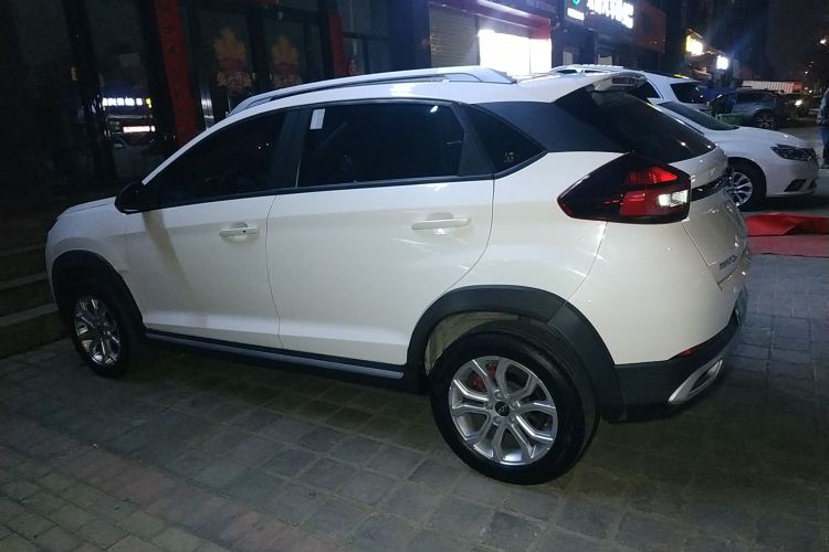 奇瑞 瑞虎3X 2021款 钻石版 1.5L CVT 3克拉车身外观4