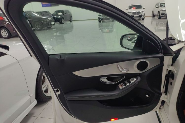 奔驰C级 2019款 C 260 运动版中控内饰47