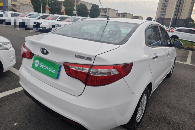 起亚K2 2012款 三厢 1.4L MT GLS纪念版车身外观7