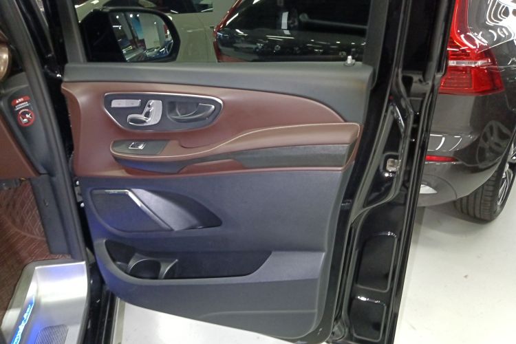 奔驰V级 2022款 V 260 L 长轴距豪华版中控内饰7005