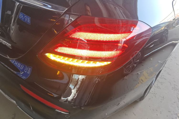 奔驰E级 2020款 改款 E 260 L 运动型车身外观9