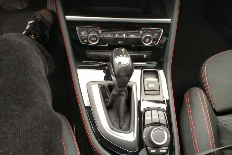 宝马2系多功能旅行车 2015款 218i 运动设计套装中控内饰18