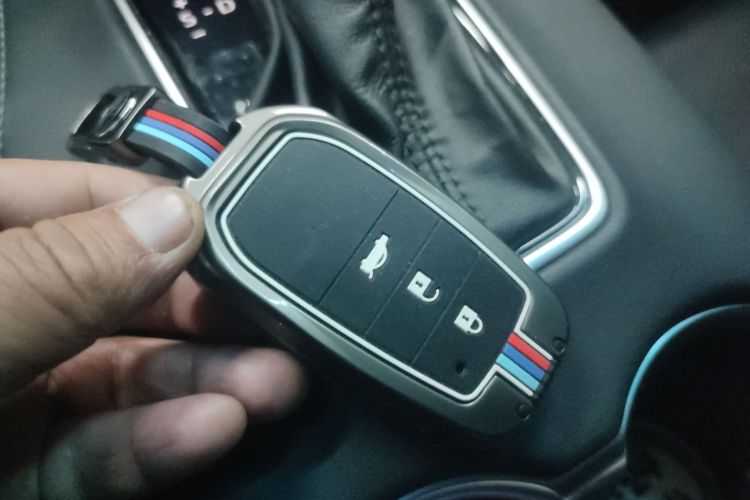 丰田 威飒 2023款 2.5L智能电混双擎 两驱尊贵版中控内饰11