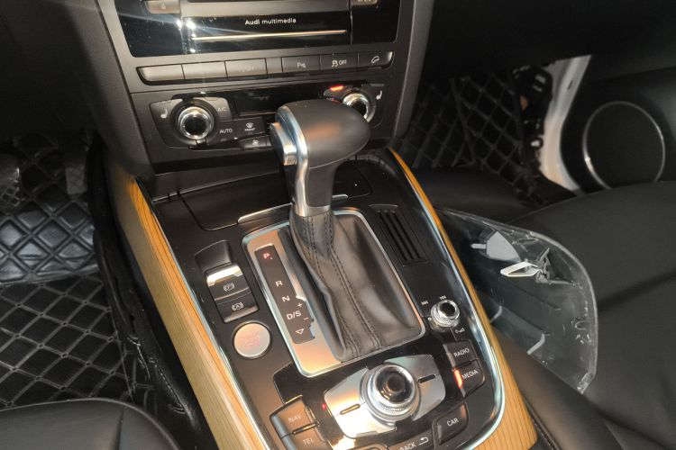 奥迪Q5(进口) 2013款 45 TFSI quattro 越野型中控内饰18