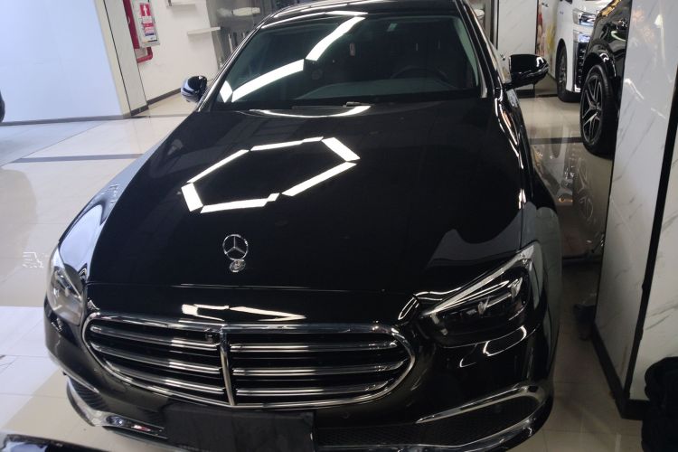 奔驰E级 2023款 改款 E 300 L 豪华型车身外观2