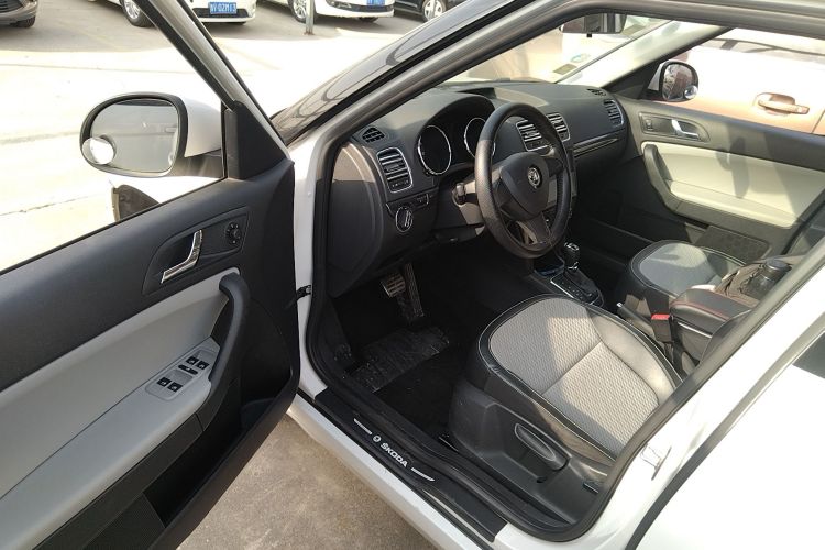 斯柯达 Yeti 2017款 TSI280 DSG前行版中控内饰7003