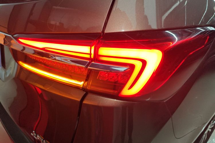 别克GL8 2021款 陆上公务舱 652T 豪华型车身外观9