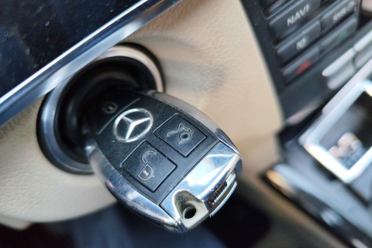 奔驰E级 2014款 E 260 L 运动型中控内饰7001