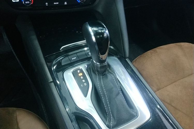 别克 君威 2019款 20T 精英型 国VI中控内饰18