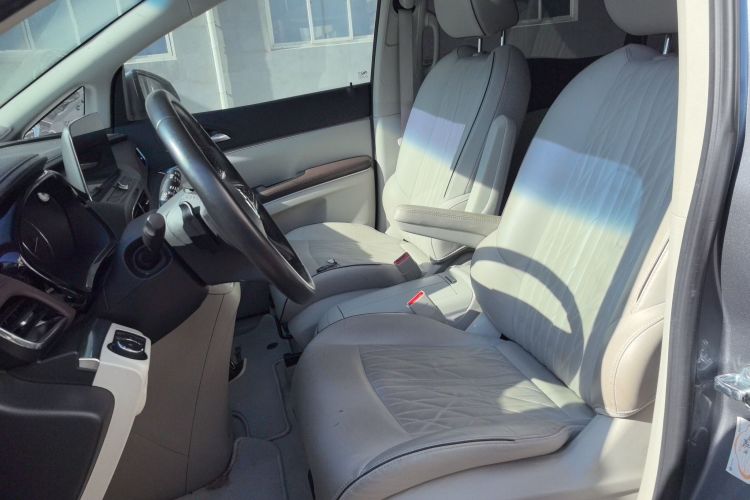 别克GL8 2022款 陆上公务舱 652T 豪华型中控内饰19