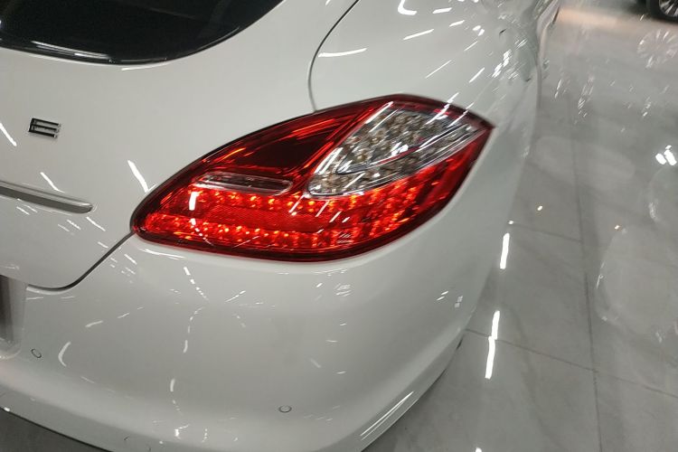 保时捷 2013款 Panamera 4 Platinum Edition 3.6L车身外观9