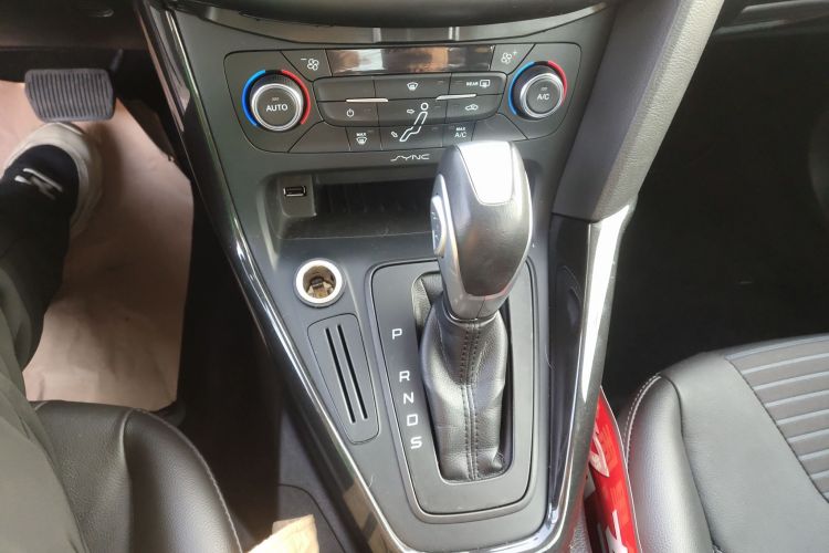 福特 福克斯 2015款 三厢 1.6L 自动风尚型中控内饰18