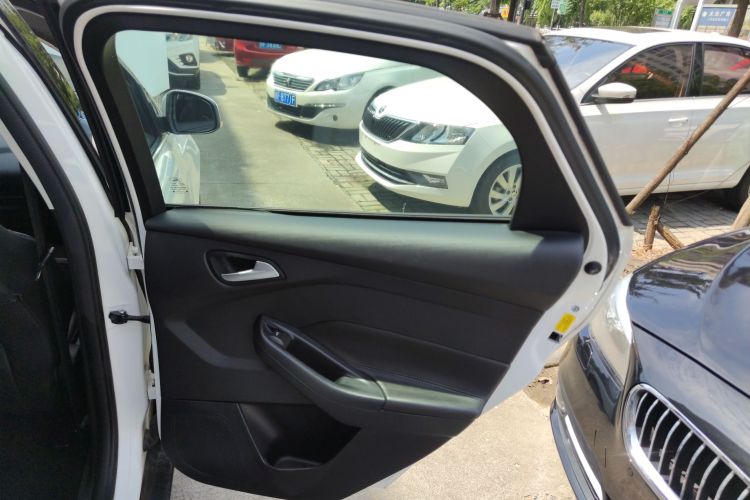 福特 福克斯 2018款 三厢经典 1.6L 自动风尚型智行版中控内饰45