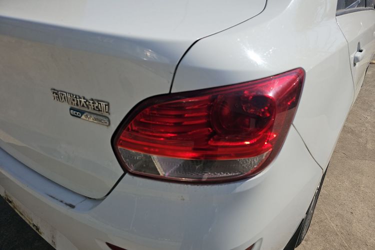 起亚 焕驰 2020款 1.4L 自动舒适天窗版车身外观9