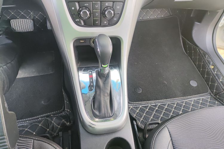 别克 英朗 2014款 XT 1.6L 自动时尚版中控内饰18