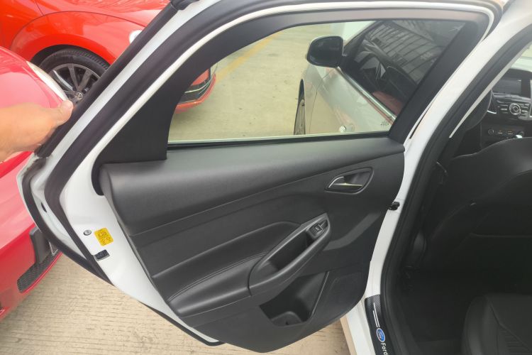 福特 福克斯 2020款 两厢经典 1.5L 自动风尚型中控内饰7008