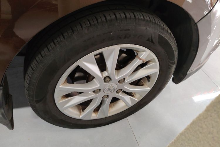 宝骏730 2014款 1.5L 手动豪华型 7座车身外观10