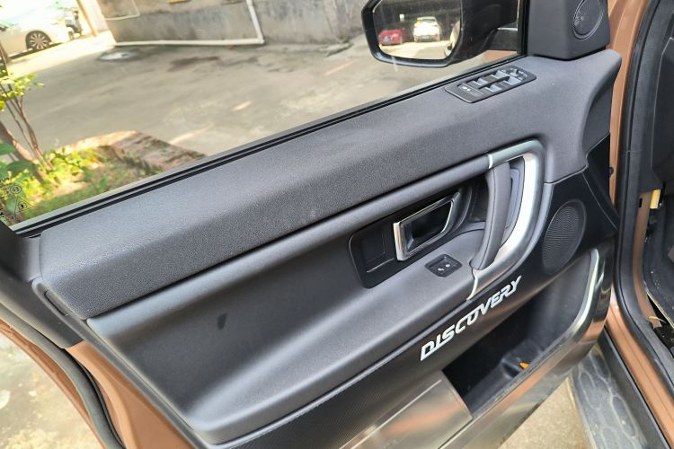 路虎 发现神行 2016款 2.0T 上市限量版中控内饰47