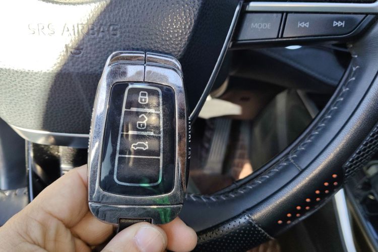 丰田 汉兰达 2023款 2.5L智能电混双擎四驱尊贵版 7座中控内饰11