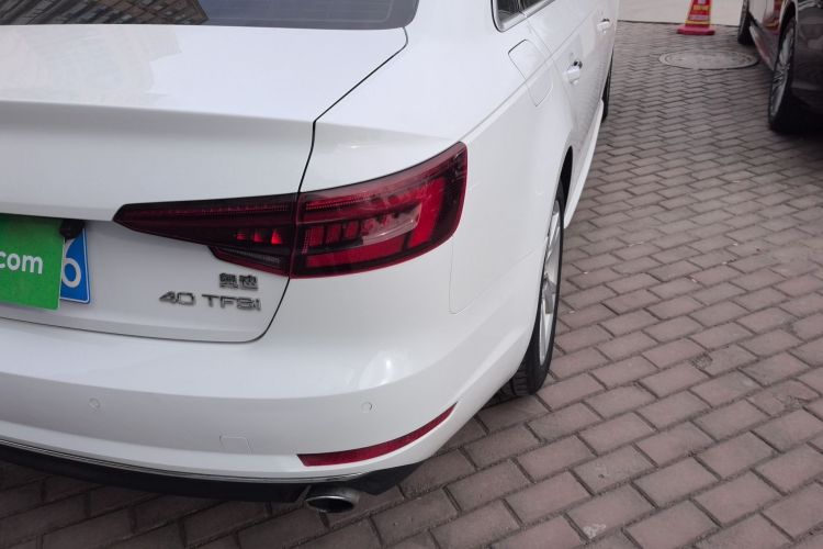 奥迪A4L 2018款 30周年年型 40 TFSI 进取型车身外观9